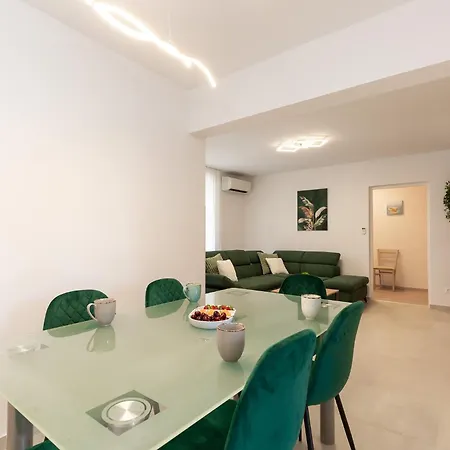 Daire Rosoglio 300m From Sea, New 2024 Poreč